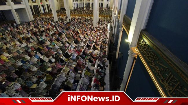 Salat Tarawih Pertama Di Masjid Al Akbar Surabaya