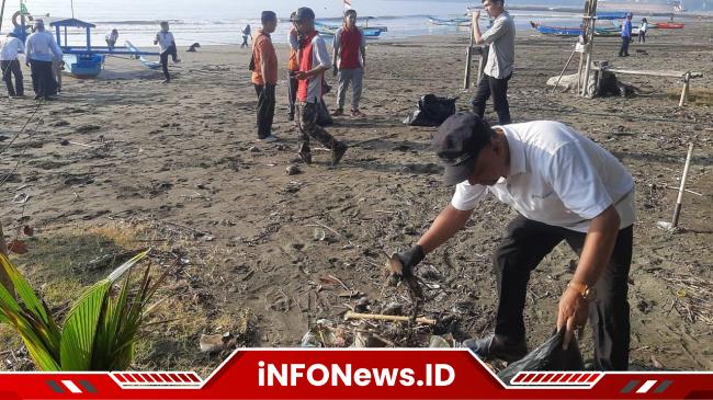 Peduli Kelestarian Lingkungan Pelindo Gelar Aksi Bersih Pantai Teluk