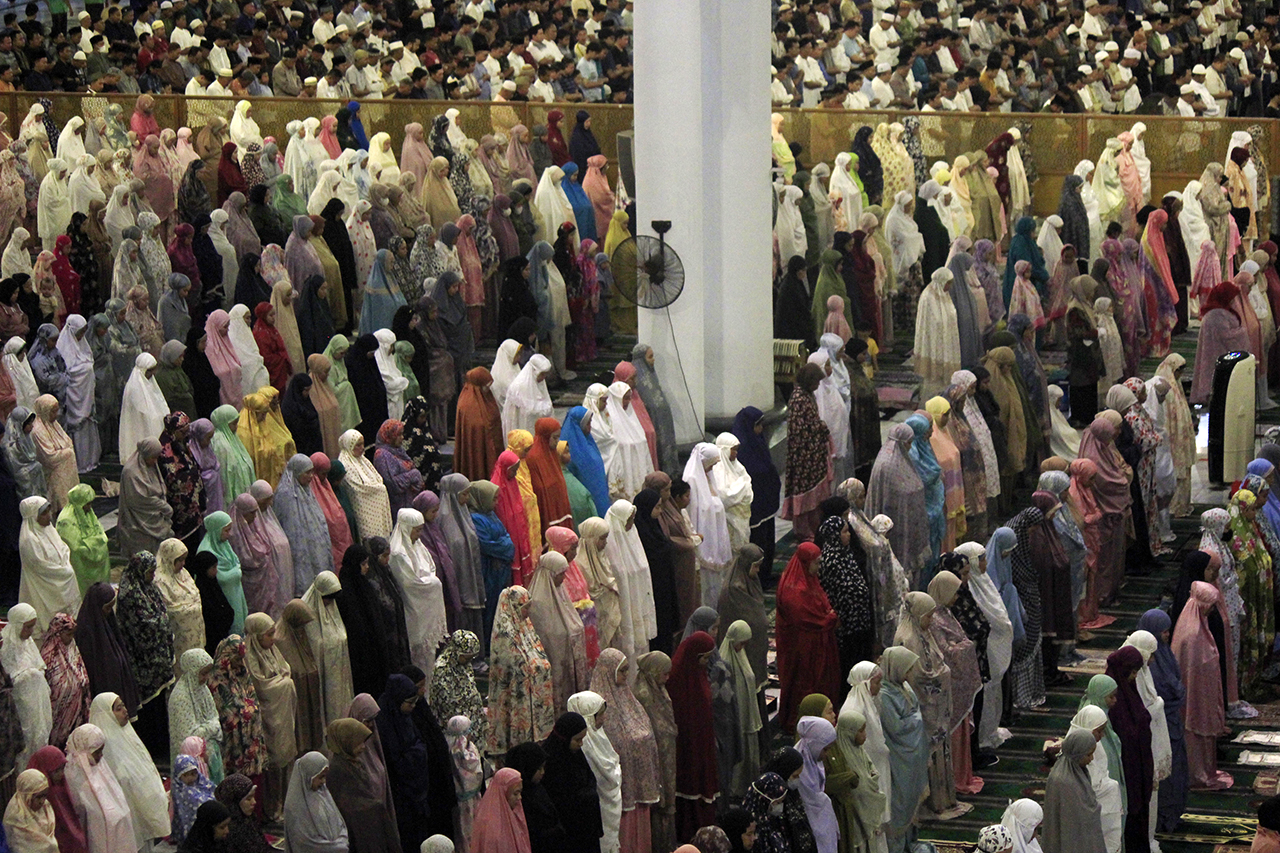 Salat Tarawih Pertama Di Masjid Al Akbar Surabaya