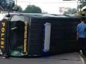 Angkut 10 Tahanan, Mobil Polres Tulungagung Terguling 