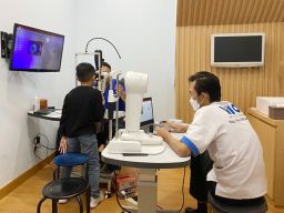 Anak 10 Tahun yang Minus 6 Berhasil Lepas Kacamata