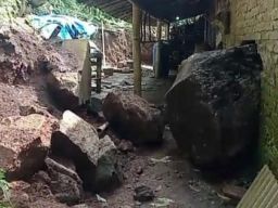 Rumah di Ngawi Tertimpa Longsoran Batu Besar