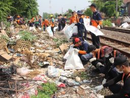 KAI Daop 8 Surabaya Bersihkan Sampah di Sekitar Lintasan Rel Kereta Api