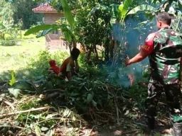 Babinsa Modung Karya Bakti Bersihkan Makam Bujuk Barid