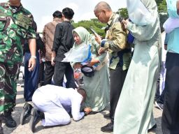 Resmi Sandang Sersan Dua, Bintara TNI AL Angkatan Sujud di Kaki Ibunya