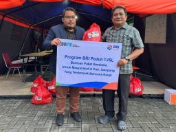 BRI Sampang Beri Bantuan Korban Banjir Melalui BPBD