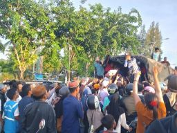 H Idi dan Istri Bagikan Ribuan Paket Sembako dan Takjil