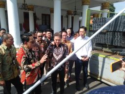 Pj. Gubernur Adhy Menerima Bantuan Baja Ringan dari PT Kepuh Kencana Arum