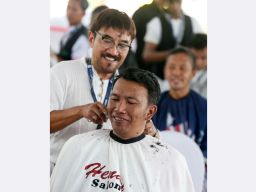 Kenalkan, Inilah Jamaah Ngasal yang Hobi Gelar Baksos Potong Rambut Gratis