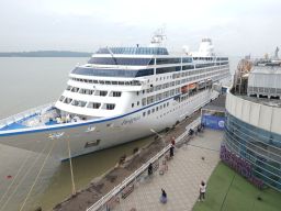 Perdana, Kapal Pesiar MV Insignia Kunjungi Pelabuhan Tanjung Perak