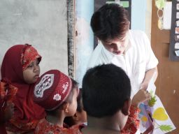 Para Mahasiswa PCU Berbagi Ilmu dalam Petra Mengajar III