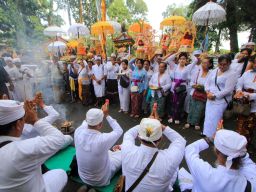Umat Hindu Rayakan Melasti di Petirtaan Jolotundo