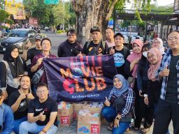 Movie Club Community Bagikan Ratusan Paket Takjil di Surabaya