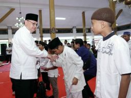 Pj. Sekdaprov Bobby Salurkan Santunan ke 1.000 Anak Yatim dan Gelar Pasar Murah