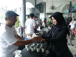 KAI Daop 8 Surabaya Bagikan Ribuan Cup Kopi Gratis