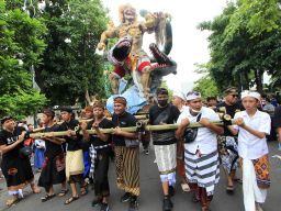 Kemeriahan Pawai Ogoh-Ogoh di Surabaya