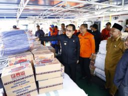 Pj. Gubernur Adhy Lepas Bantuan Pemprov Jatim ke Pulau Bawean