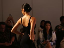 Tampil Seksi dengan Lekukan Tubuh Indah dalam Balutan Plie Indonesia