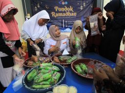 Gebrakan Ramadan, Karang Taruna RW 03 Ketintang Bagikan 300 Paket Takjil