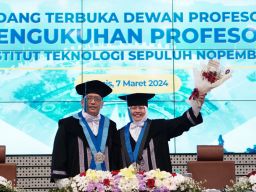 Pasutri Dikukuhkan Profesor Bersama di ITS
