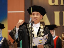 Luluskan 1062 Wisudawan, Rektor Unair Tekankan Pentingnya Kejujuran