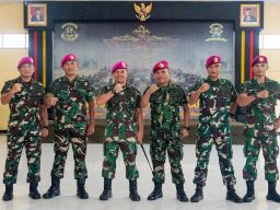 Komandan Resimen Kavaleri 2 Marinir Lepas Perwira Terbaiknya