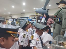 Keseruan Siswa dan Siswi Santo Arnoldus Mengunjungi Rumah Pintar Juanda Cendekia