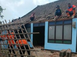 Tagana Magetan Perbaiki Rumah Terdampak Bencana Hidrometeorologi