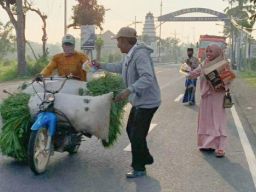 Basir Pj Kades Penyepen Bagi Takjil di Jalan Nasional Sampang-Bangkalan