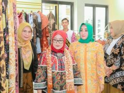 Pj Ketua Dekranasda Isye Kagumi Batik dan UMKM Khas Majapahit 