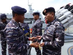 Tongkat Komando Komandan KRI USP-372 Resmi Berpindah Tangan