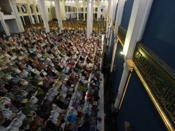 Salat Tarawih Pertama di Masjid Al Akbar Surabaya