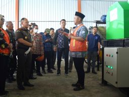 SIG dan Pemkab Gresik Teken Kerja Sama Pemanfaatan Bahan Bakar Alternatif dari Sampah