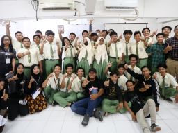Pewarta Foto iNewsSurabaya Ungkap Pentingnya Memahami Ilmu Jurnalistik ke Siswa SMK IPIEMS
