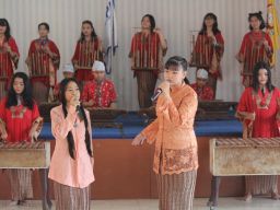 Siswa SMP YPPI 1 Surabaya Pentaskan Musik Tradisional