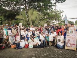 Bagi Takjil Bareng All Angkatan dan Komunitas di Surabaya