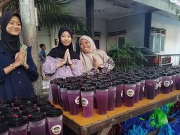 Bagi-bagi Takjil Zero Waste, Cara Kampung SIBA KLASIK di Gresik Maknai Ramadan