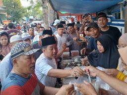 H Idi Borong Ribuan Takjil Milik Pedagang di Pinggir Jalan Raya