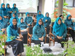 Pj. Ketua TP PKK Isye Ajak Kader PKK Tanam Cabai di Pekarangan Rumah