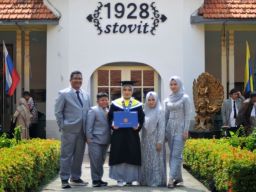 Lulusan FKG Unair Ini Ingin Anak-anak Indonesia Tersenyum Indah