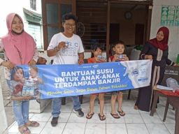 USC Bersama FFI Bagikan Susu untuk Anak Terdampak Bencana Banjir