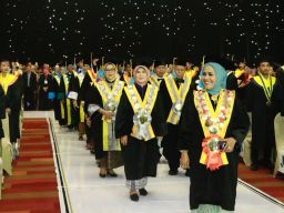 Unitomo Wisuda 623 Lulusan, Ini Pesan Rektor Siti Marwiyah