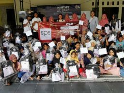 SPS Corporate Peduli Korban Banjir Mojokerto Bagi Bingkisan