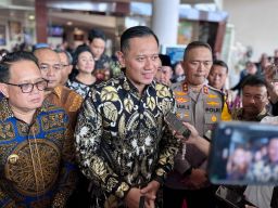 Pj Gubernur Adhy Dampingi Menteri ATR/BPN Serahkan Sertipikat Tanah Rumah Peribadatan