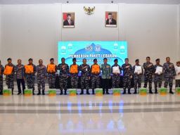 Wakili Kasal, Danpuspenerbal Serahkan Paket Lebaran ke Personel Penerbangan TNl AL Surabaya