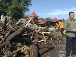 Petugas Gabungan Bersihkan Material Pascabanjir Bandang Agam