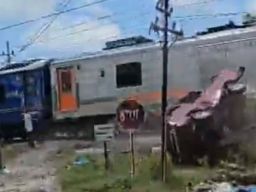 Minibus Pemudik Asal Pasuruan Ditabrak Kereta Api di Perlintasan Madiun