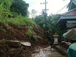 Hujan Deras, 4 Rumah di Pacitan Diterjang Longsor