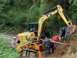 Tergerus Hujan, Jalur Objek Wisata Telaga Sarangan Tertutup Longsor