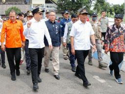 Dampingi Menko PMK, Pj Gubernur Adhy Pastikan Masyarakat Mudik Lancar Tanpa Kendala